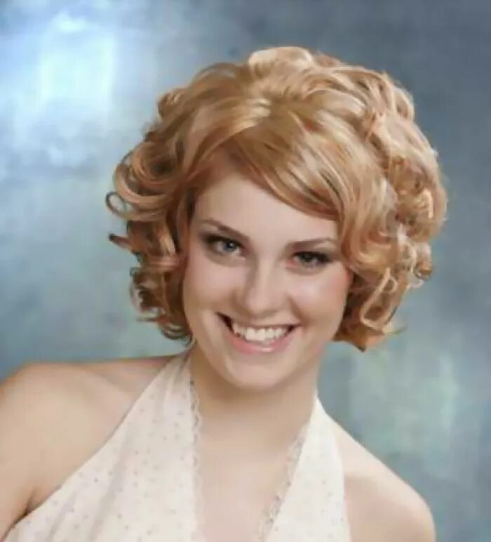 Прическа на короткие волосы на торжество Wedding hair? I like the curls Short wedding hair, Womens hairstyles, Medium hai