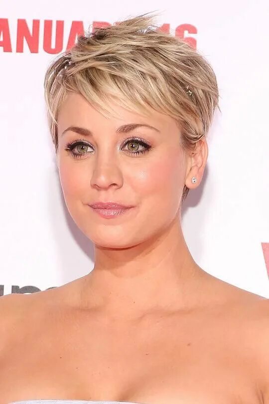 Прическа на короткие волосы овальное лицо How Kaley Cuoco Bypassed the Awkward Stages in Growing Out Her Hair Kaley cuoco 