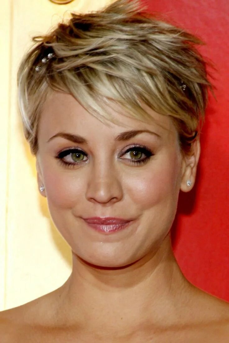 Прическа на короткие волосы овальное лицо Classic Feathered Pixie Cut Haircut for thick hair, Pixie haircut, Thick hair st