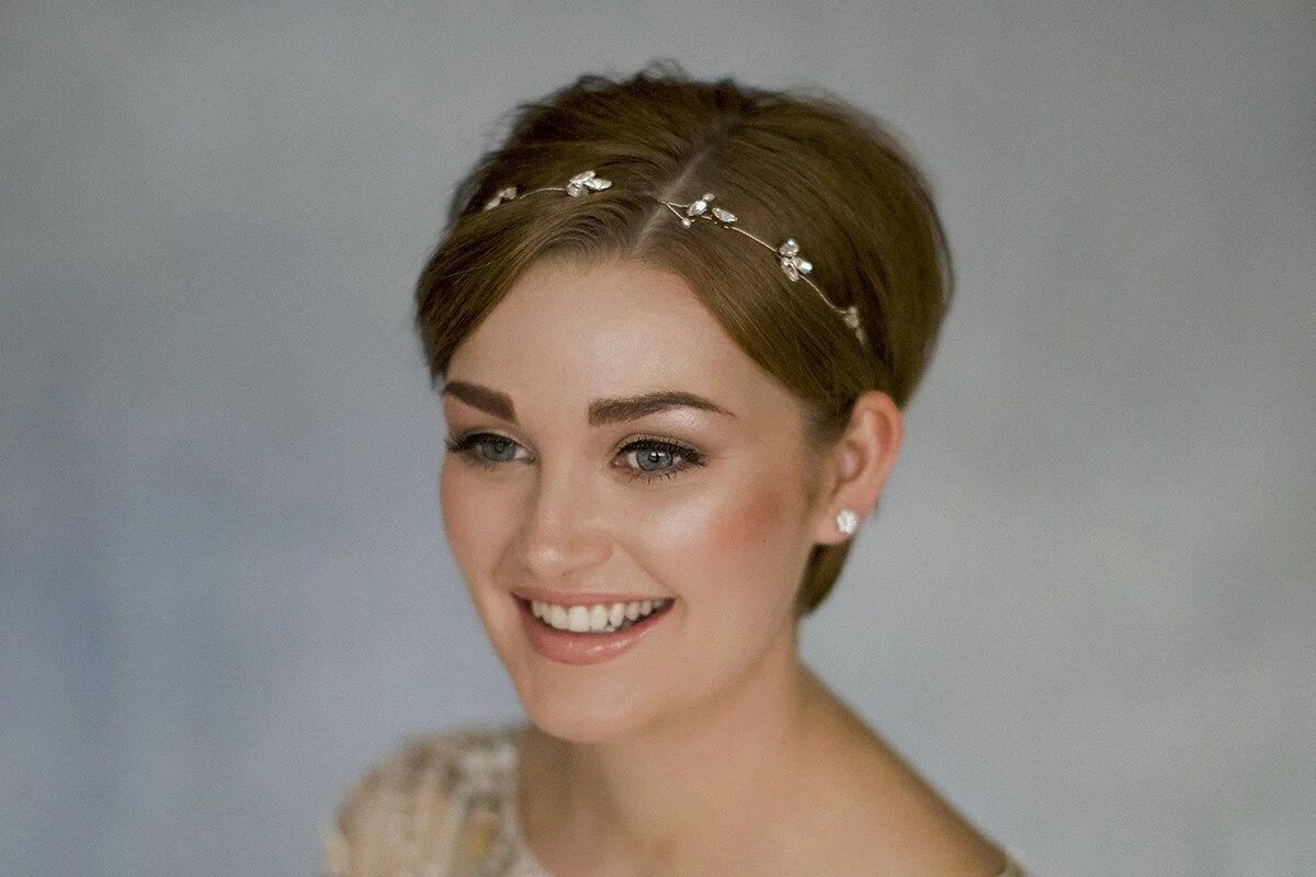 Прическа на короткие волосы с ободком How To Style Wedding Hair Accessories With Short Hair, with Debbie Carlisle Wedd