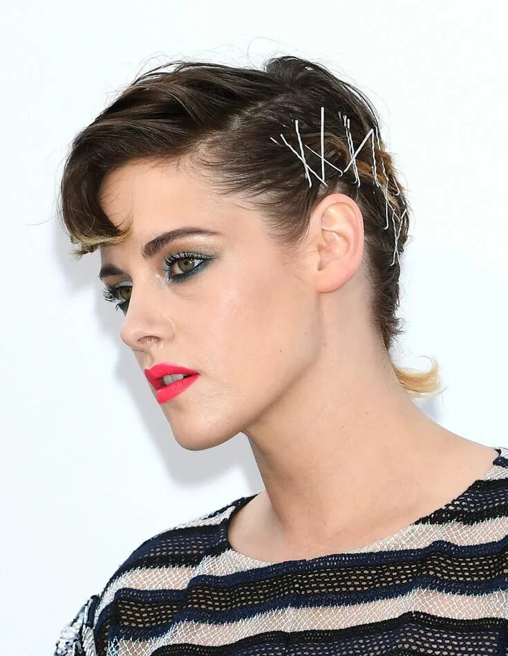 Прическа на короткие волосы шпильки Entertainment News & Celebrity Pics Kristen stewart style, Bobby pin hairstyles,