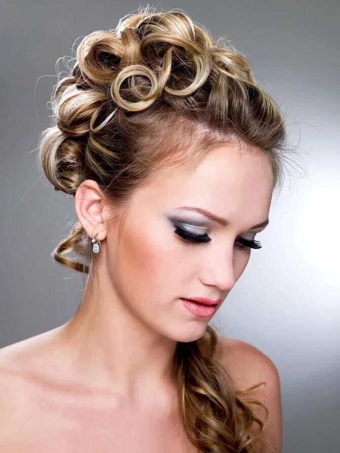 Прическа на корпоратив на длинные волосы Beautiful wedding day hair style Long hair styles, Wedding hairstyles updo, Tren