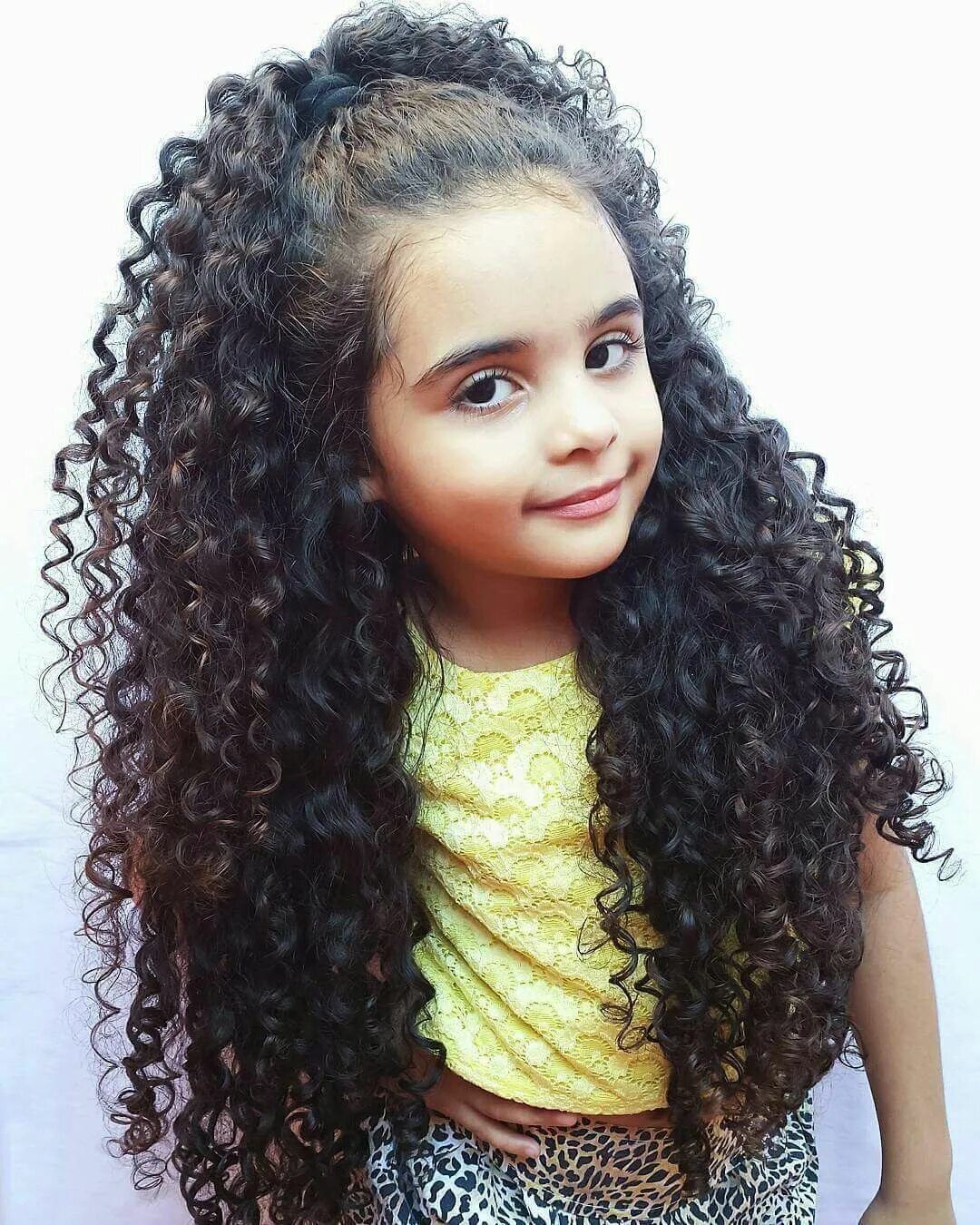 Прическа на кудрявые волосы длинные девочке Pin by Michelle M on Cachos Cute curly hairstyles, Curly hair styles, Curly hair