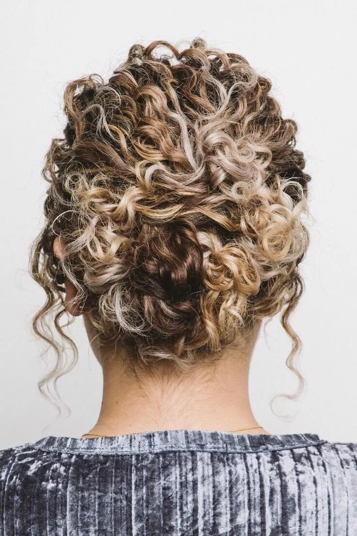 Прическа на кудрявые волосы длины All About Curls Curly hair styles naturally, Curly wedding hair, Curly hair styl