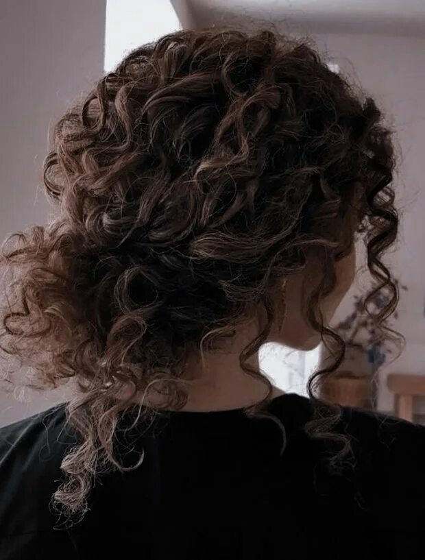 Прическа на кудрявые волосы средней длины женская #curly #curlyhairstyles #curlyhaircare #curlyhairproducts #curlygirl #curls #bun