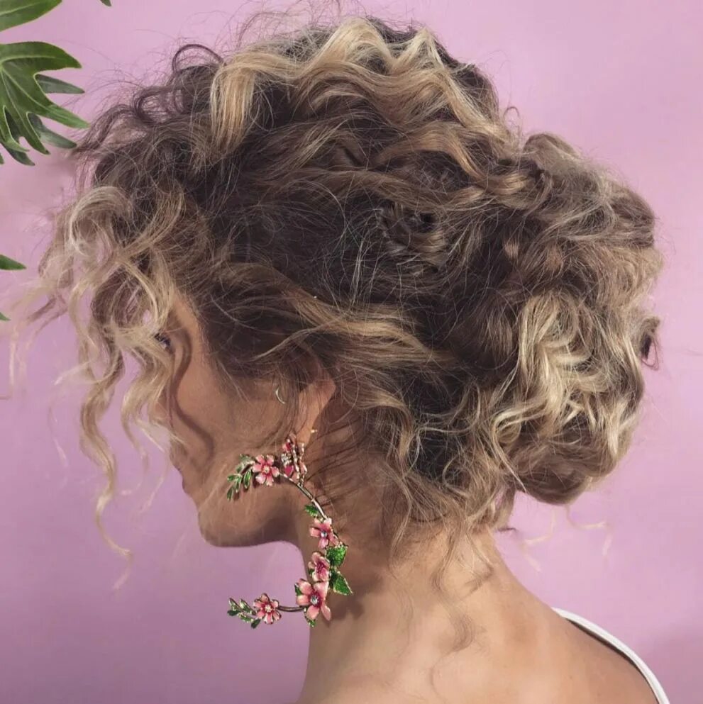 Прическа на кудрявые волосы средней длины женская Voluminous Wavy Messy Updo Curly hair styles naturally, Curly hair styles, Loose