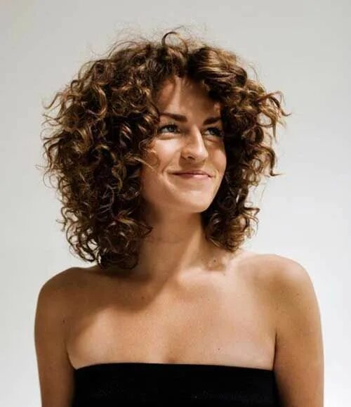 Прическа на кудрявые волосы средней длины женская 20 Best Curly Bob Hairstyles Bob-Hairstyle.Com Medium curly hair styles, Layered