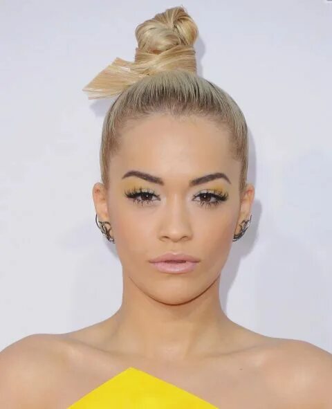 Прическа на макушке 50 Must-See Celebrity Top Knots, from the Teeny Tiny to the Towering Yellow eyes