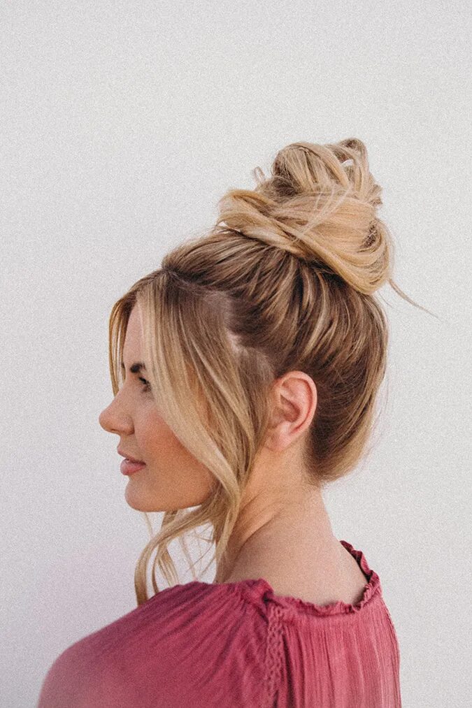 Прическа на макушке фото Hair How-To: An Effortless Top Knot Tutorial From Amber Fillerup Clark - Lauren 