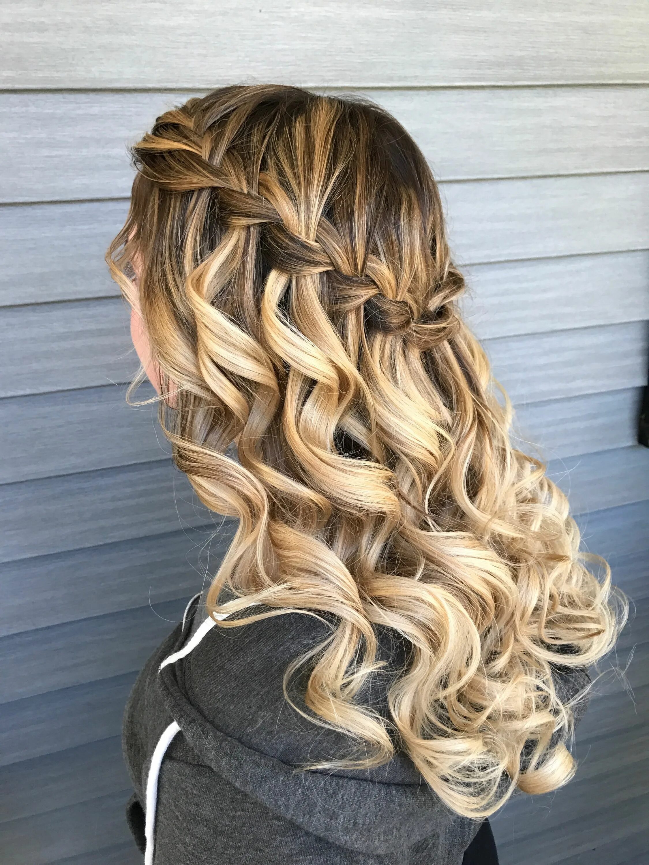 Прическа на накрученные волосы средней длины Pin on ( h a i r s t y l e s ) Prom hairstyles for long hair, Long hair styles, 