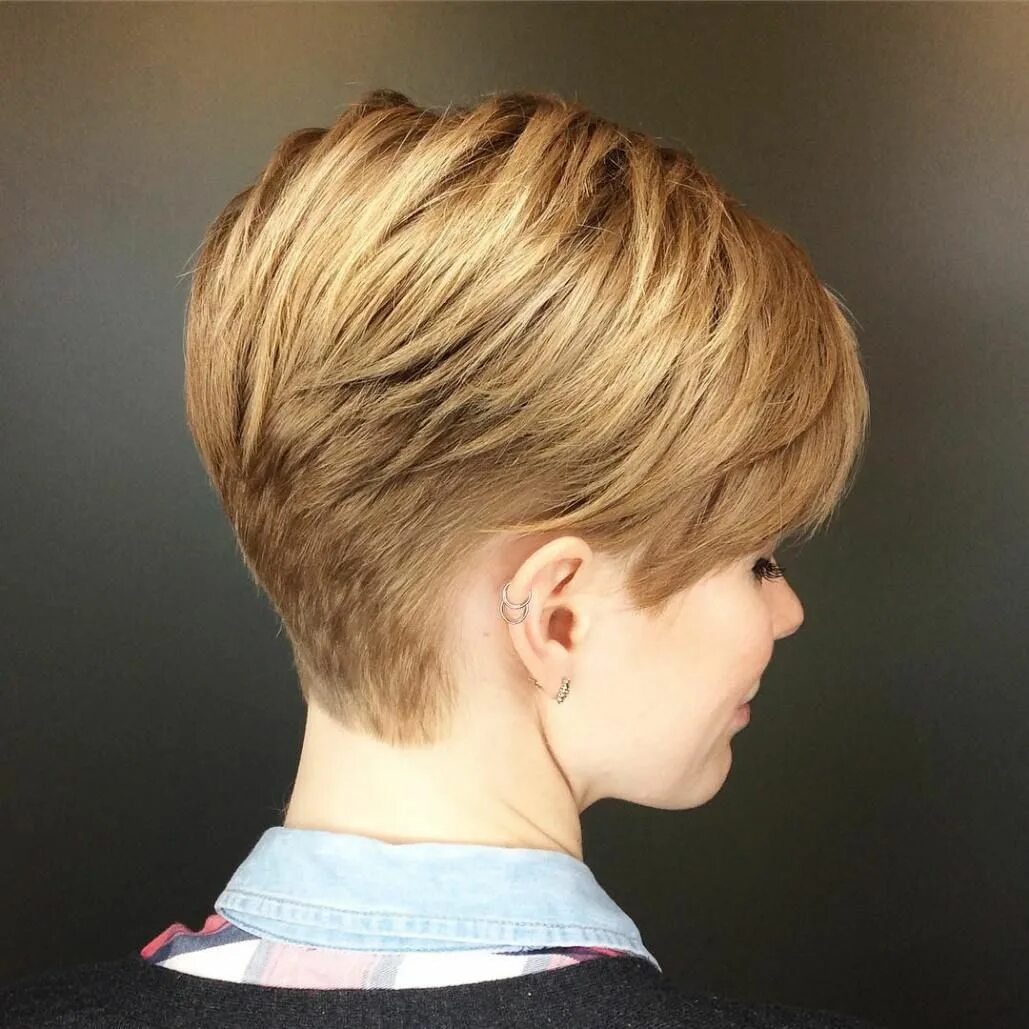 Прическа на ножке для женщин Caramel Blonde Pixie With Nape Undercut Short hairstyles for thick hair, Pixie h