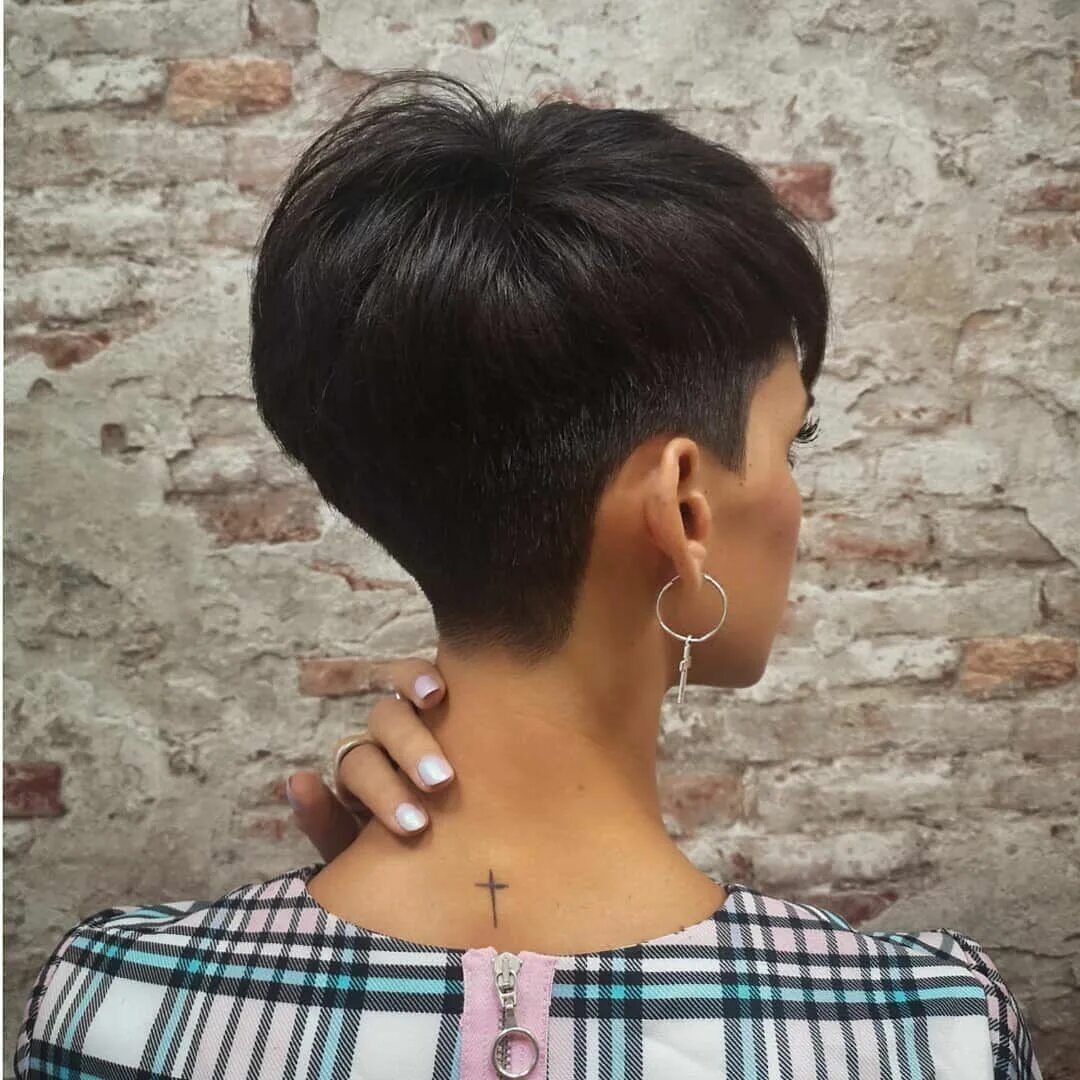 Прическа на ножке женская фото Красивые прически, стрижки - Фото OK.RU Pixie haircut for thick hair, Haircut fo