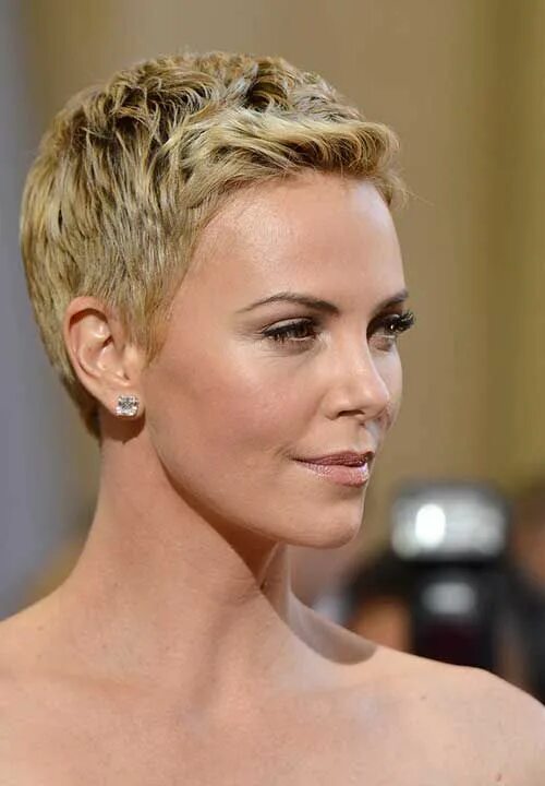 Прическа на очень короткую стрижку Pin on Hair colour and cut Charlize theron short hair, Short hair styles, Short 