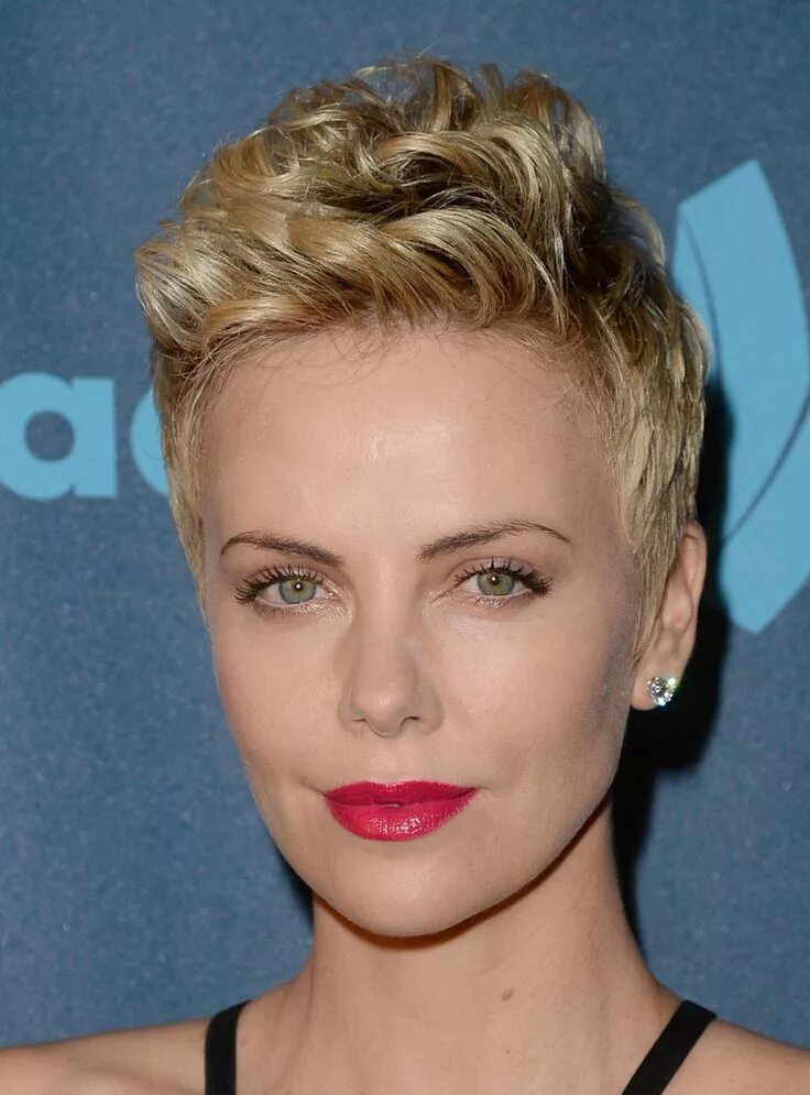 Прическа на очень короткую стрижку From Our Archives: Charlize Theron Shows How To Style A Pixie Cut Short blonde h