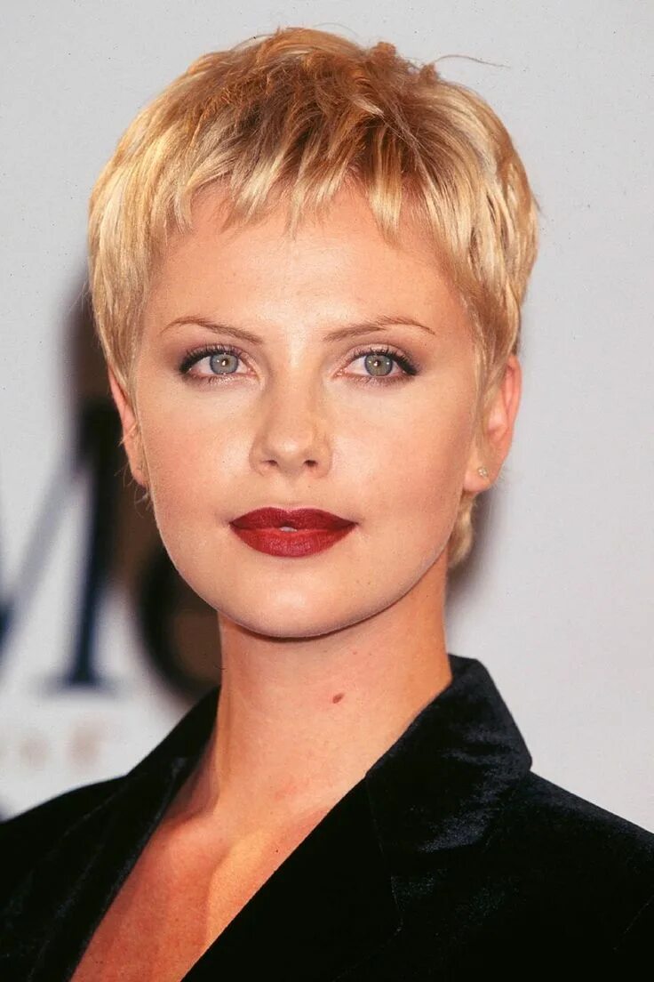 Прическа на очень короткую стрижку Charlize Theron: Hair Style File Charlize theron short hair, Short blonde hair, 