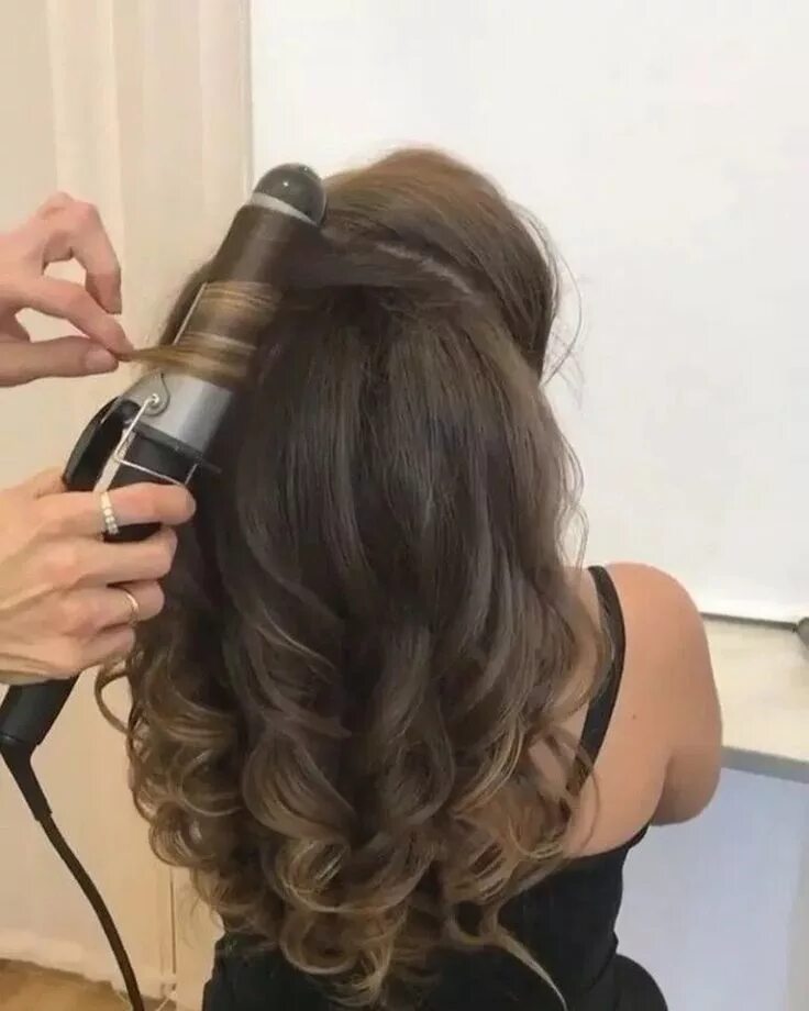 Прическа на плойку на средние 59 Pretty Prom Hairstyle Ideas For Curly Long Hair #prettypromhairstyle #curlypr