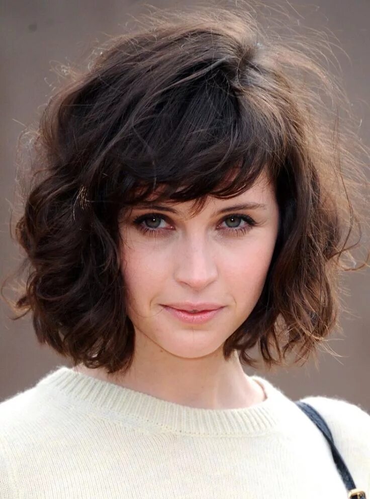 Прическа на пушистые волосы средней длины Despeinado/peinado Wavy bob hairstyles, Short wavy hair, Thick hair styles