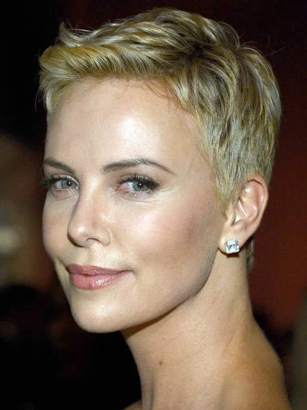 Прическа на совсем короткие волосы Charlize Theron Heel kort haar, Kort haar, Korter haar