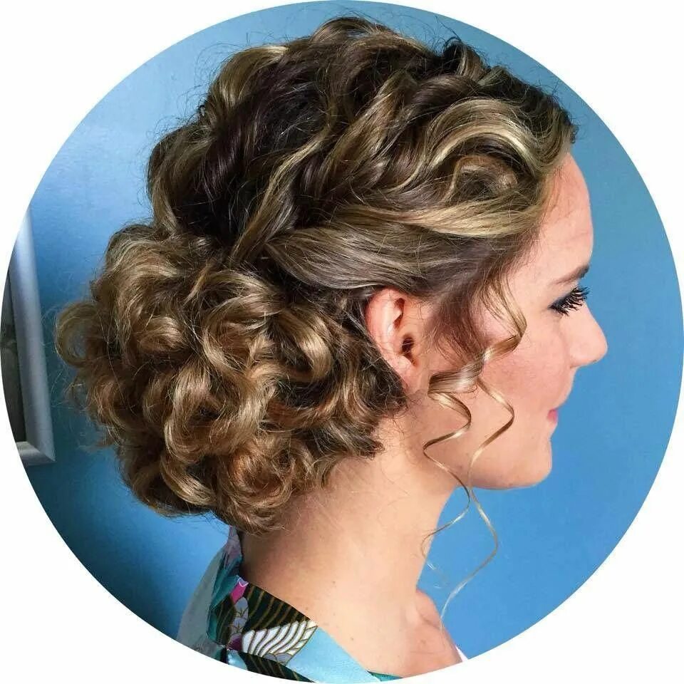 Прическа на средние кудрявые волосы для женщины Pin by Erin Evans on Formal occasions Curly natural curls, Prom hairstyles for l