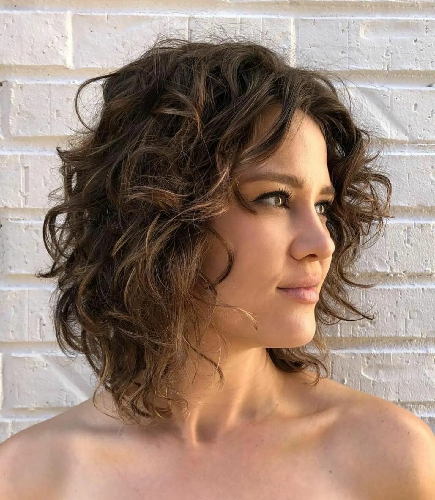 Прическа на средние кудрявые волосы для женщины 60 Most Delightful Short Wavy Hairstyles for 2024 Natural wavy hair, Haircuts fo