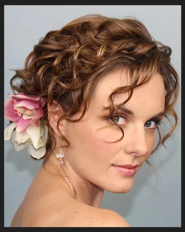 Прическа на средние кудрявые волосы для женщины love her hair! think i could do that to mine?! Braids for short hair, Curly wedd