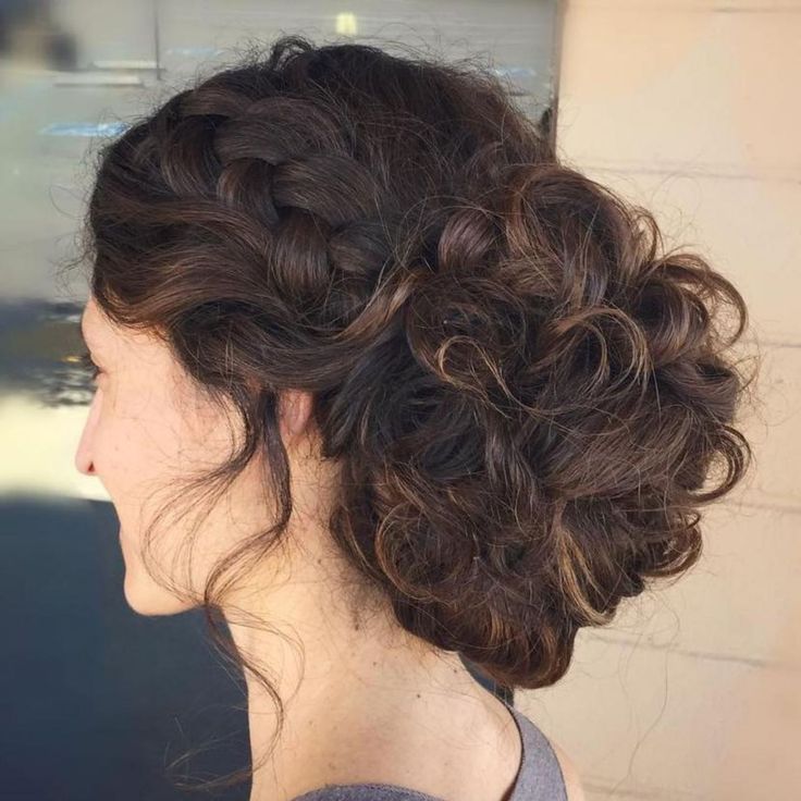 Прическа на средние кудрявые волосы для женщины Large Curly Low Bun Updo Curly hair updo, Curly hair beauty, Hair updos