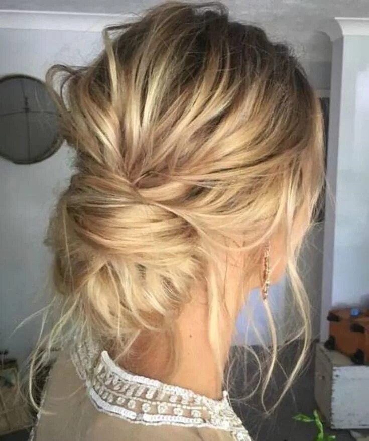 Прическа на средние светлые волосы Les plus belles coiffures de mariée en 2023 - Elle Messy hairstyles, Wedding hai