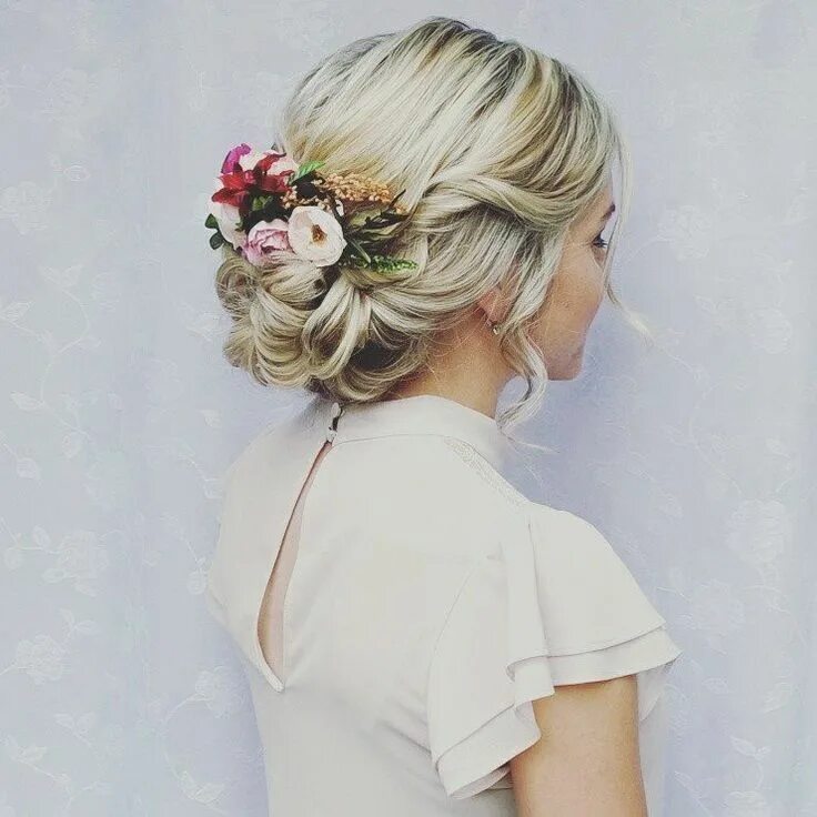 Прическа на средние светлые волосы Pin by Sab on Mariage Bridesmaid hair, Wedding hairstyles, Bride hairstyles