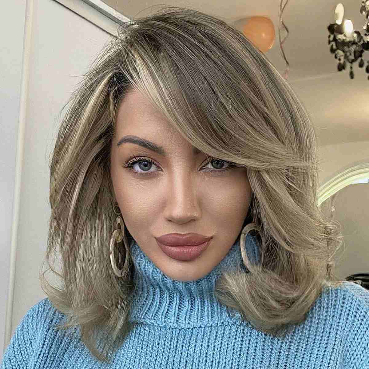 Прическа на средние волосы 2023 модные 22 Medium Layered Haircuts with Side Bangs for a Chic Combination