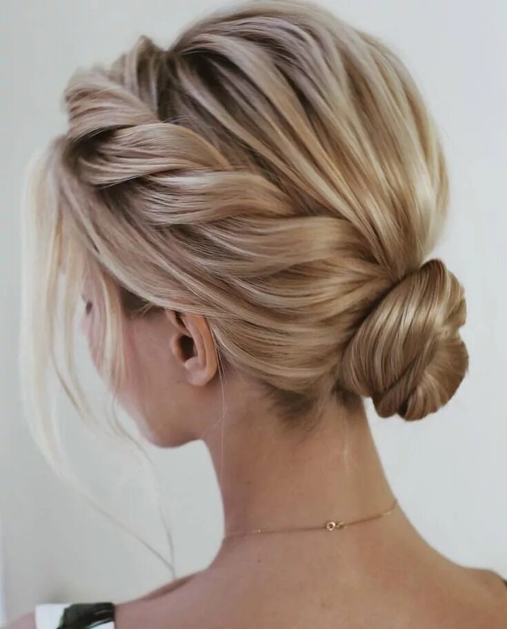 Прическа на средние волосы 2024 фото Looking for wedding hair inspo? The twist is a fun and unique deviation Prom hai