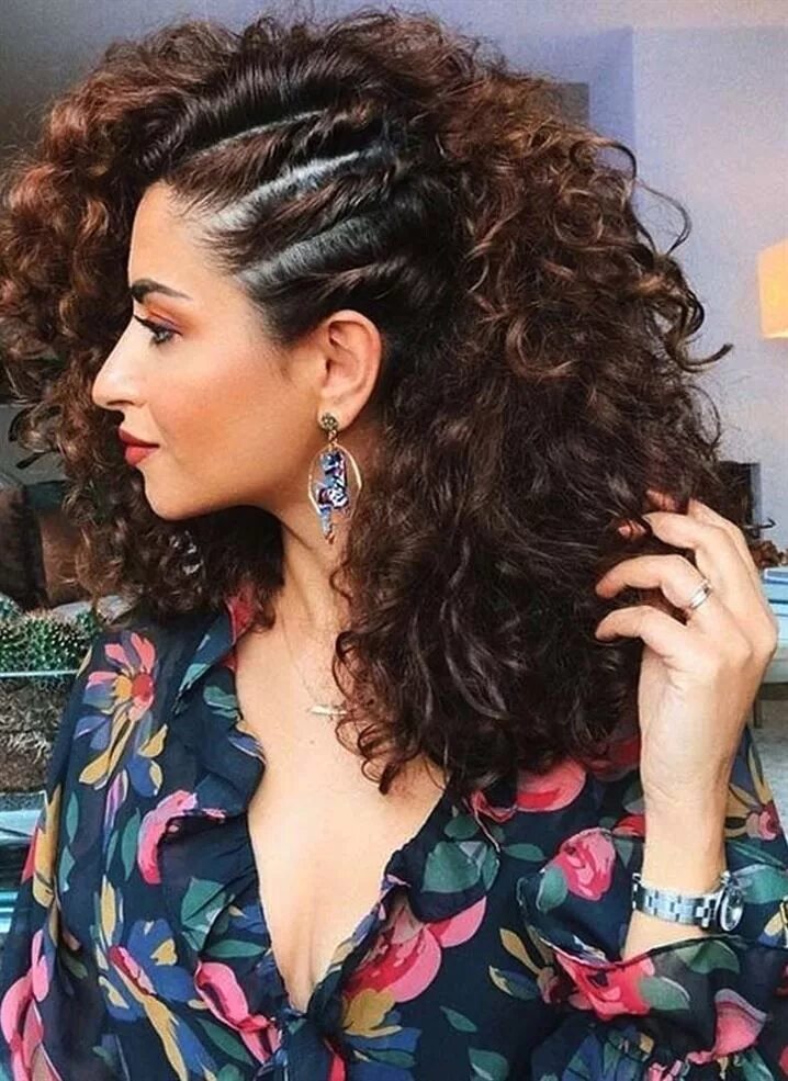 Прическа на средние волосы кудрявые женские Girls with #curly #hair, fun curly #hairstyles, curly #homecoming hairstyles, cu