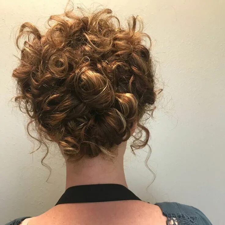 Прическа на средние волосы кудрявые женские 33 Easy & Cute Curly Hair Updos in Trending in 2024 Curly hair up, Curly hair st