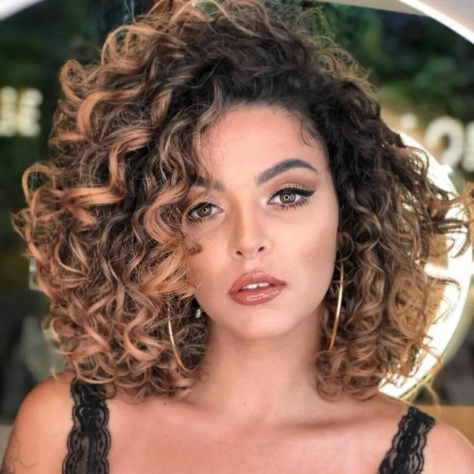 Прическа на средние волосы кудрявые женские Nathalie Barros Haircuts for curly hair, Synthetic curly hair, Curly hair styles