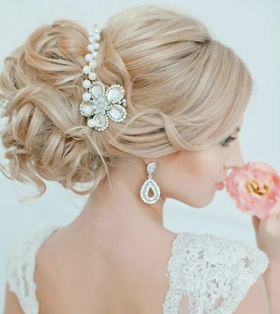 Прическа на средние волосы на свадьбу невесте Pin by *Lori* on FAIRYTALE Cinderella . Pink Wedding hairstyles, Wedding hair in