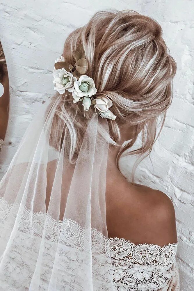 Прическа на средние волосы на свадьбу невесте Wedding Hair Trends: 12 Ideas 2024 Guide + Expert Tips Bridal hair veil, Wedding