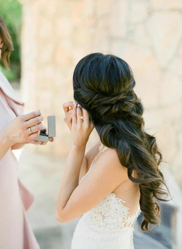 Прическа на средние волосы на свадьбу подруге A Romantic Camp Lucy Wedding Beneath Enchanting Live Oaks Wedding hairstyles, Ha