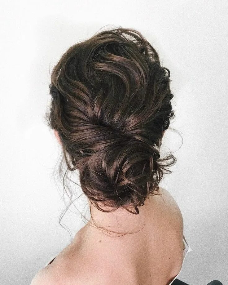 Прическа на средние волосы пучок из локонов Textured updo, updo wedding hairstyles,updo hairstyles,messy updos #weddinghair 