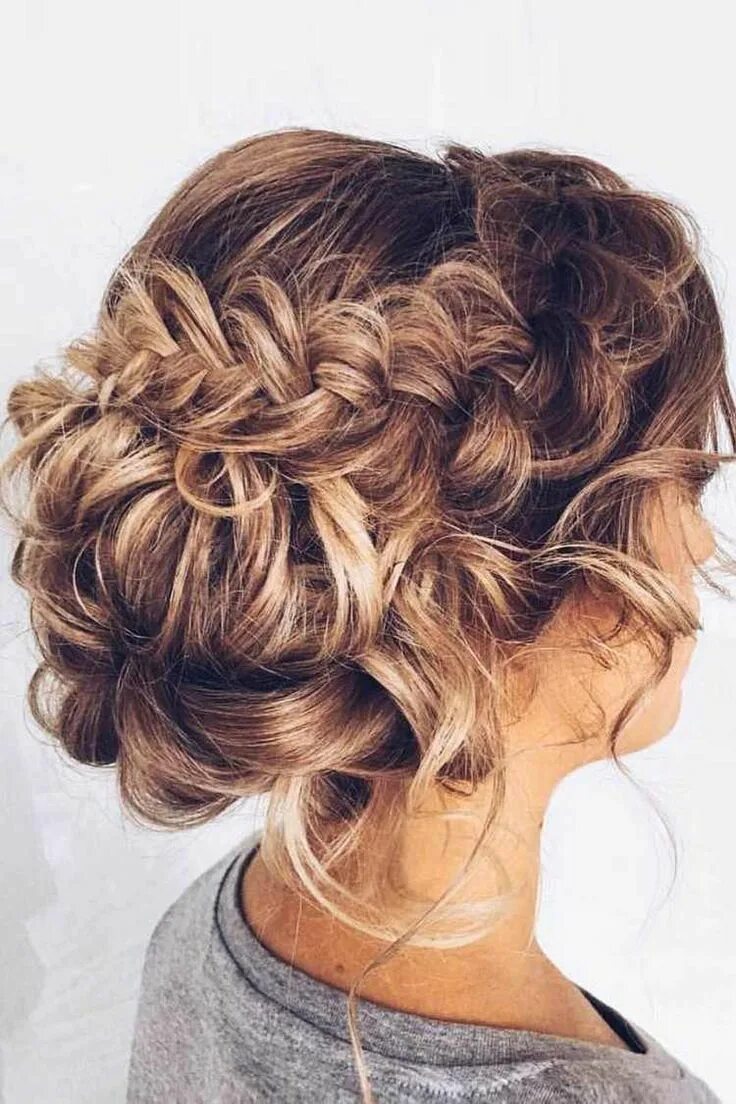 Прическа на средние волосы пучок из локонов coiffure tendance femme hiver tresses chignon Mother of the groom hairstyles, Mo