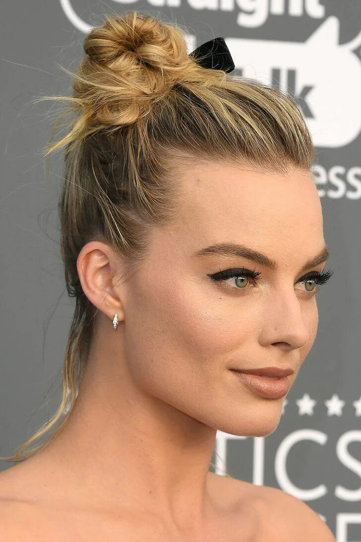 Прическа на средние волосы пучок на макушке Margot Robbie's Basically Tried Every Updo Possible Margot robbie hair, Hair sty