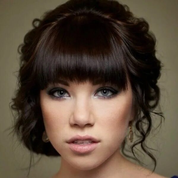 Прическа на средние волосы с челкой Carly Rae Jepsen Bridesmaid hair, Long hair styles, Hairstyles with bangs