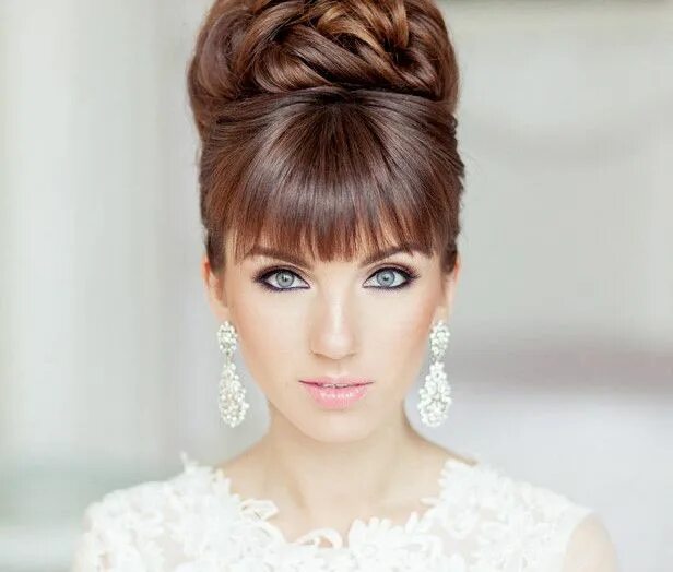 Прическа на средние волосы с челкой Gorgeous Wedding Hairstyle Inspiration - MODwedding Gorgeous wedding makeup, Sho