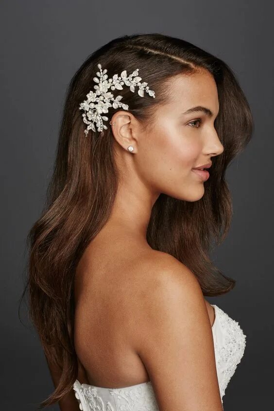 Прическа на средние волосы с заколкой сбоку This Hollywood glam side wedding hair style is perfected with a leafy comb.