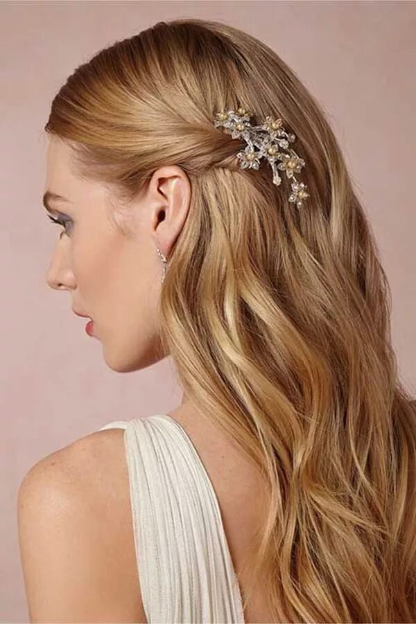 Прическа на средние волосы с заколкой сбоку Straight Wedding Hair Inspirations for Your Big Day Straight wedding hair, Down 