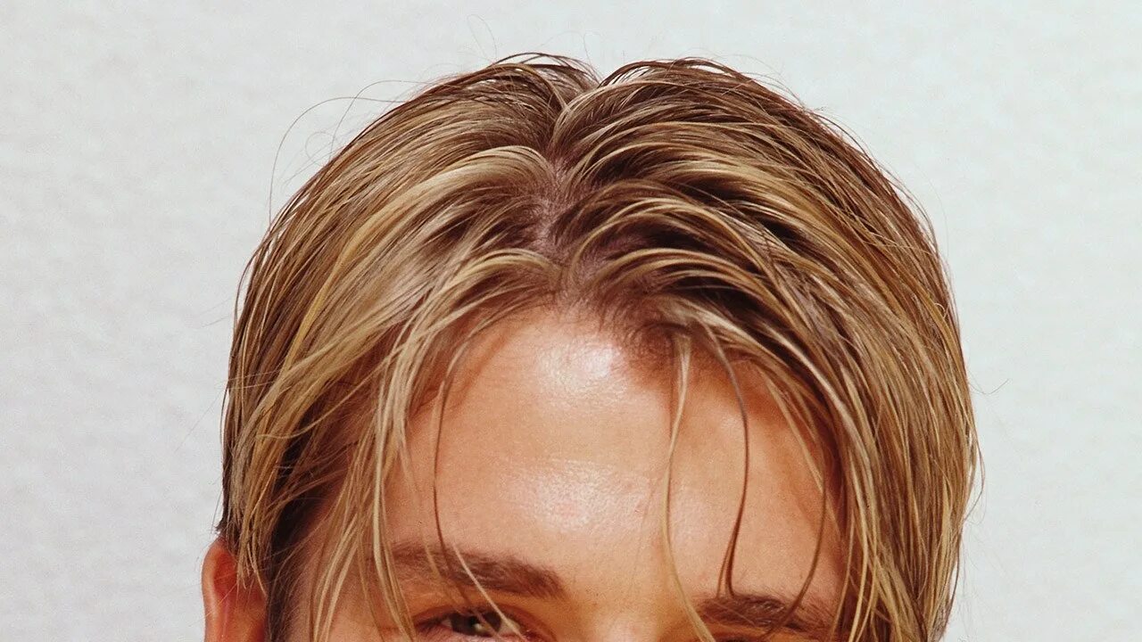 Прическа на средние волосы шторки Men's hair trend 90s - hair curtains Glamour UK