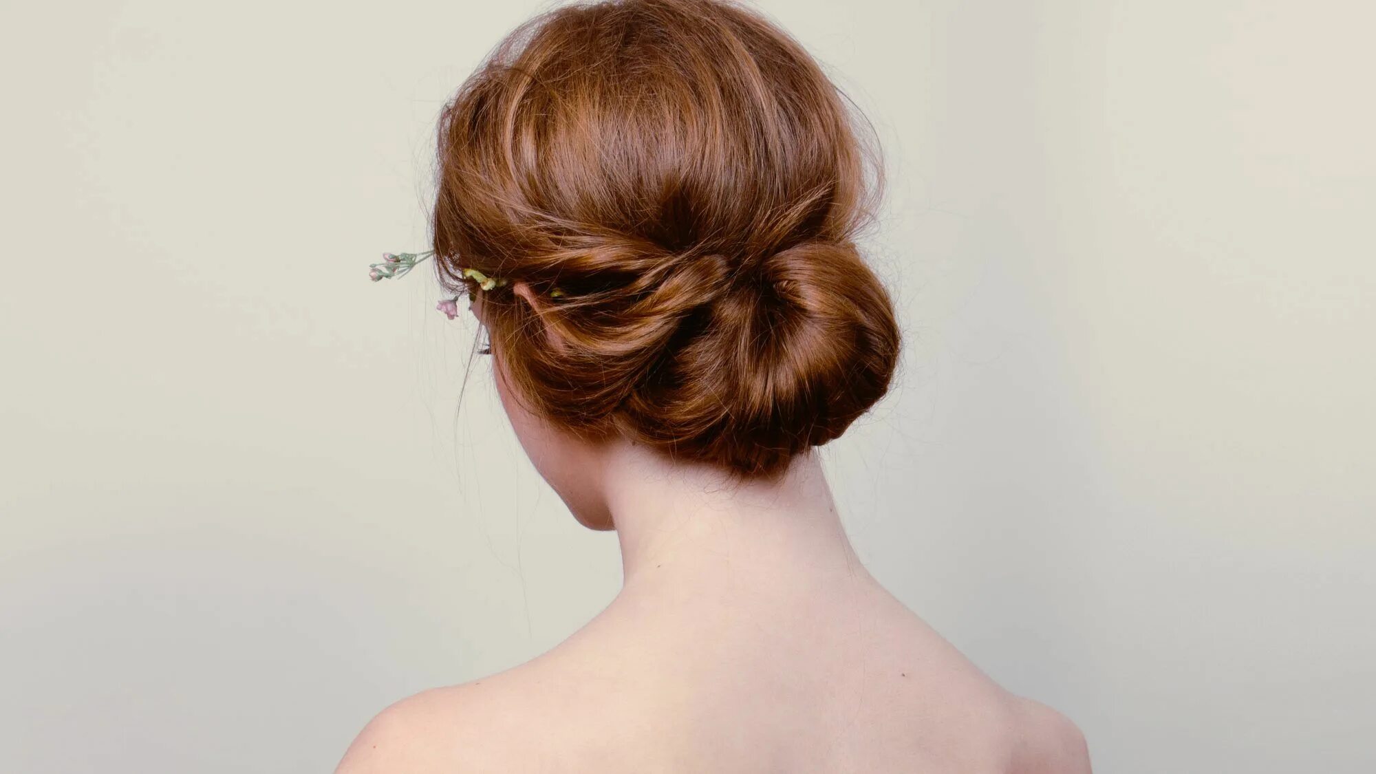 Прическа на средние волосы сзади вид The Chignon Is Making a Major Comeback, Here's How to Wear It Hairstyles for thi