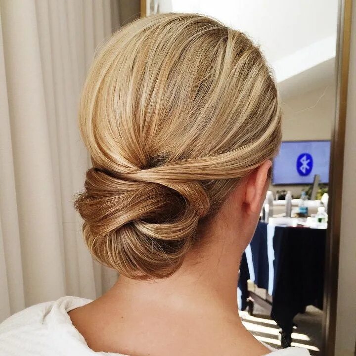 Прическа на средние волосы внизу Get inspired by this fabulous simple low bun wedding hairstyle Long hair styles,