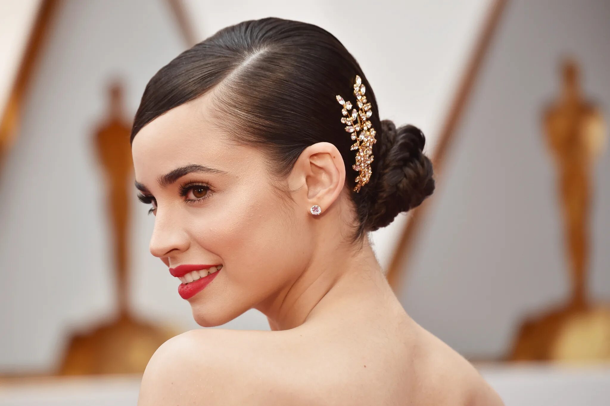 Прическа на средние волосы зализанная Sofia Carson