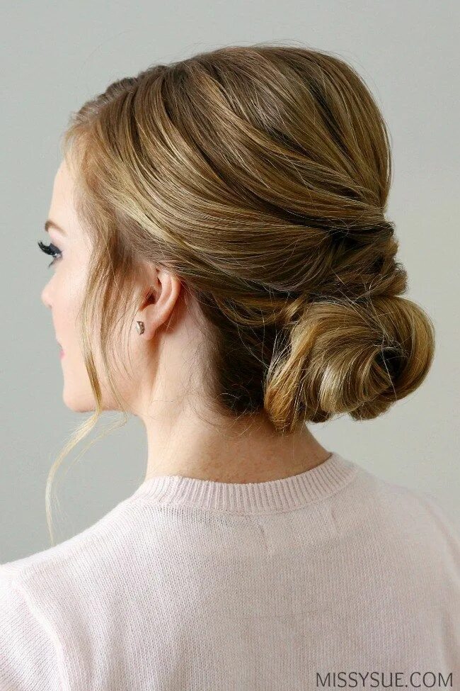 Прическа на средние волосы женская повседневная Twisted Knot Low Bun MISSY SUE French twist hair, Diy hairstyles, Party hairstyl