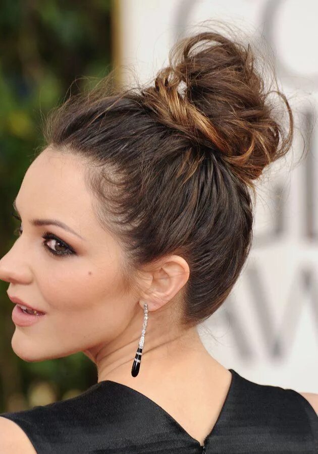 Прическа на средние волосы женская повседневная Beautiful Messy High Bun Hairstyles to Try - Pretty Designs Peinados de moño alt