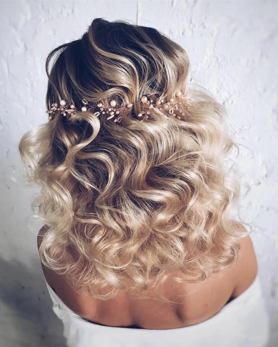 Прическа на средние завитые волосы #enchanting #hairstyle #curls #blondehairstyle #bridalhair #2017 #goldenloc. Pro